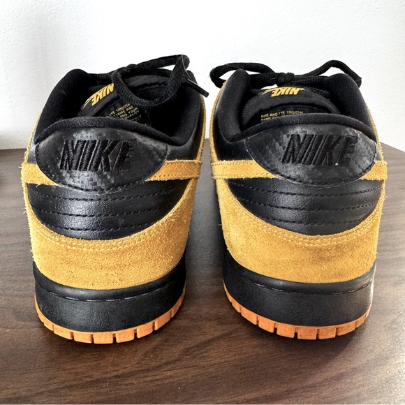 Nike SB Dunk Low Iowa Sneakers - Picture 3 of 10